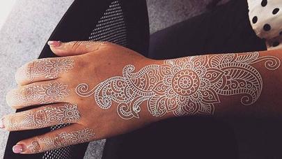 Əl və ayaqları ağ xına ilə bəzəmək dəbdədir - FOTOLAR